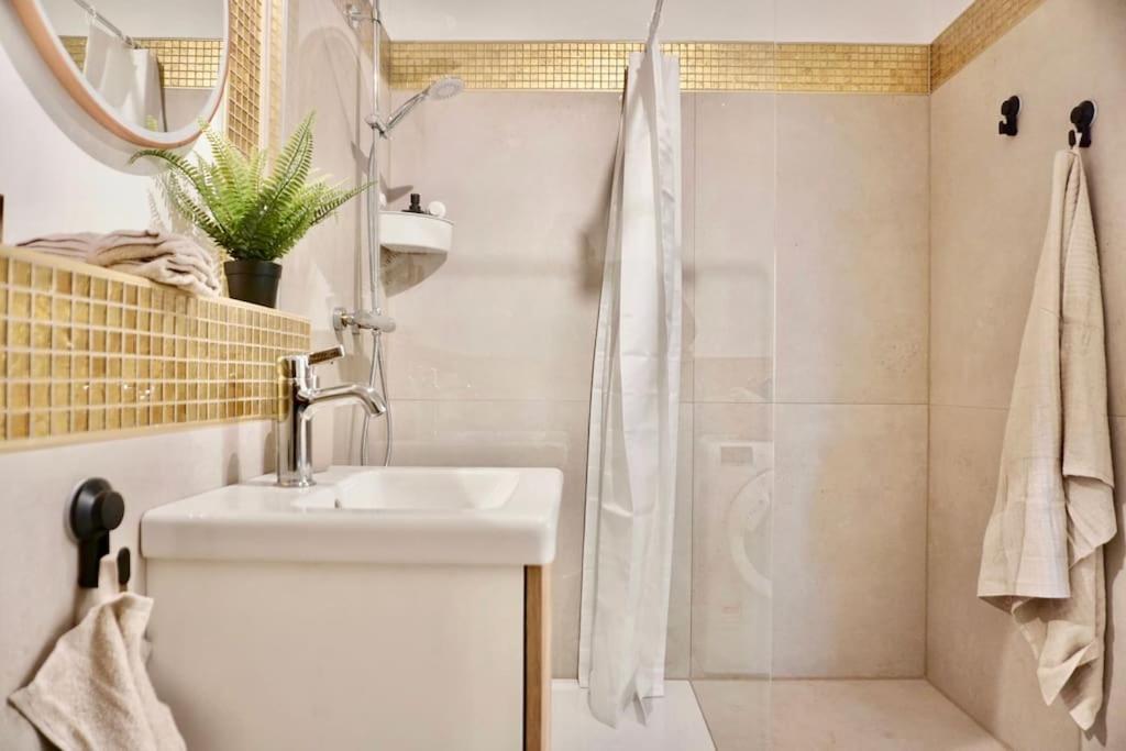 Neu Modernes Apartment In Top Lage, Free Parking Max 1,65M Hoehe Und 1,8M Breite Karlsruhe Exterior photo